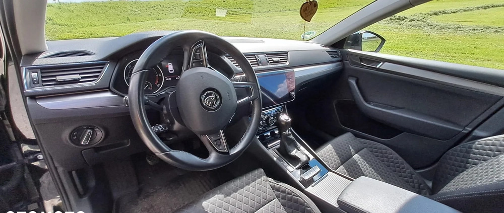 Skoda Superb cena 98000 przebieg: 102000, rok produkcji 2018 z Poznań małe 92